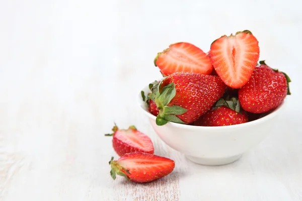 Fresas maduras en un tazón —  Fotos de Stock