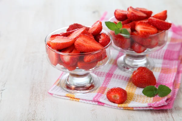 Rijp aardbeien in een kom — Stockfoto