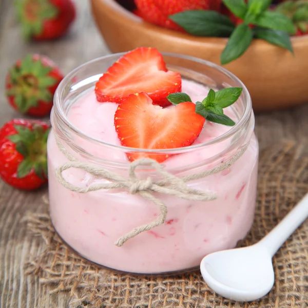 Yogurt alla fragola e fragola matura — Foto Stock