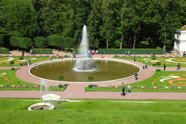 Fountain Large Bowl at Pertergof Palace.Saint-Petersburg, Rússia — Fotografia de Stock