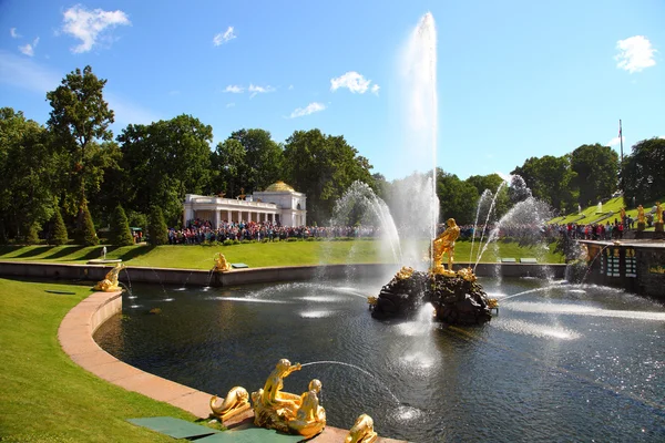 Samson-Brunnen am Pertergof-Palast. Saint-petersburg, russland — Stockfoto