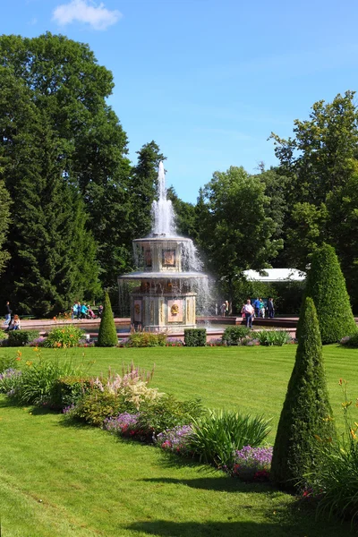 Römische Brunnen am pertergof palace.saint-petersburg, russland — Stockfoto