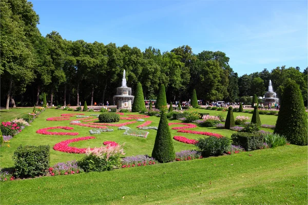 Fuentes romanas en el Palacio de Pertergof San Petersburgo, Rusia — Foto de Stock