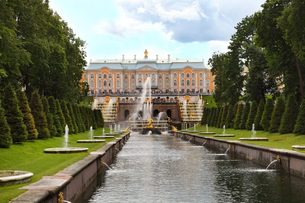 Grand cascade på Pertergof Palace.Saint-Petersburg, Ryssland — Stockfoto