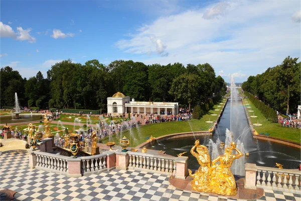 Große kaskade auf pertergof palace.saint-petersburg, russland — Stockfoto