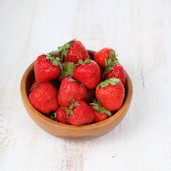 Reife Erdbeeren in einer braunen Schüssel — Stockfoto