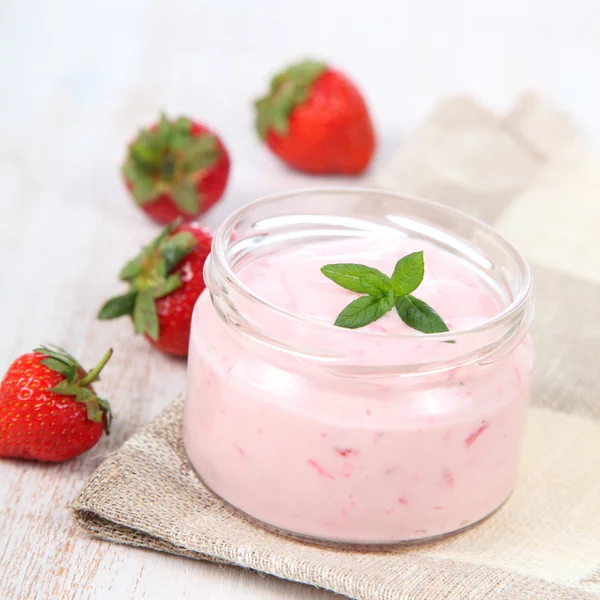 Yogurt alla fragola e fragola matura — Foto Stock