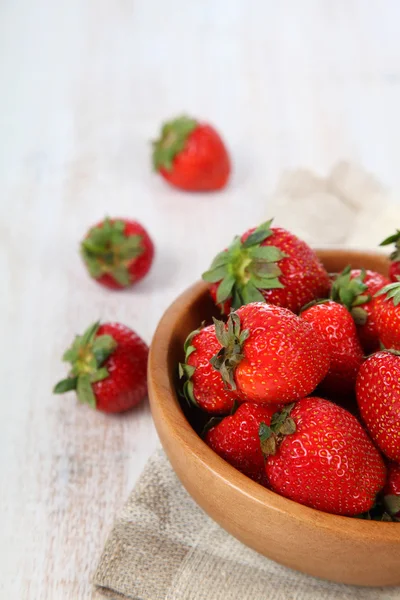 Fresas maduras en un bol marrón — Foto de Stock