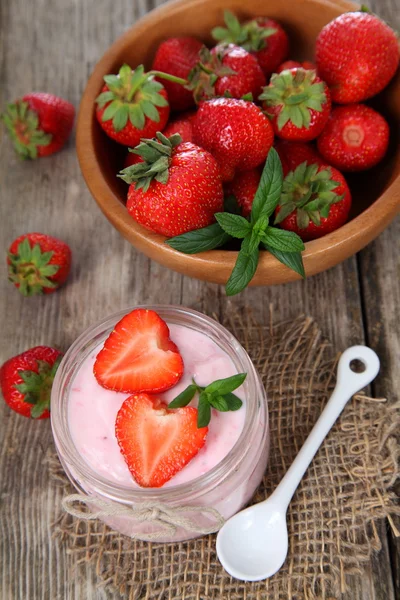 딸기 요구르트와 잘 익은 딸기 — 스톡 사진