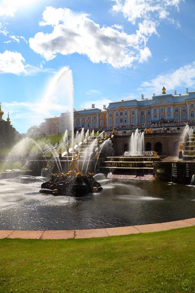 Grande cascata a Palazzo Pertergof. San Pietroburgo, Russia — Foto Stock