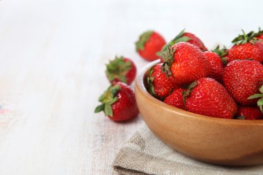 Ahşap bir kabın içinde olgun çilek 