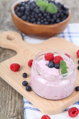 Yoğurt ve olgun yaban mersini ve ahududu