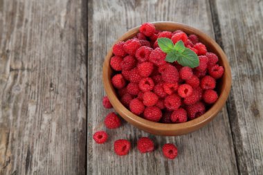 bir kase içinde olgunlaşmış ahududu 