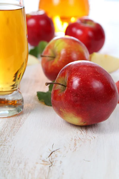 Apple juice and apples — Stock Photo, Image