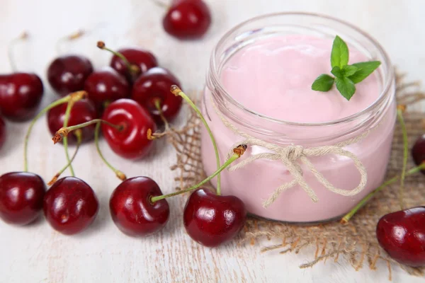 Iogurte de cereja e cereja madura — Fotografia de Stock