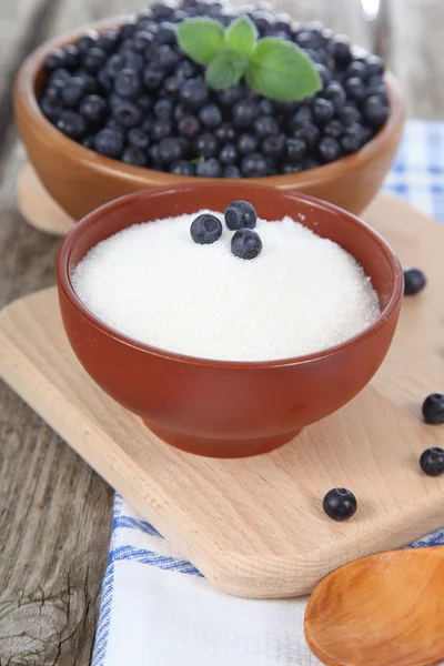 Bleuets dans un bol et sucre — Photo