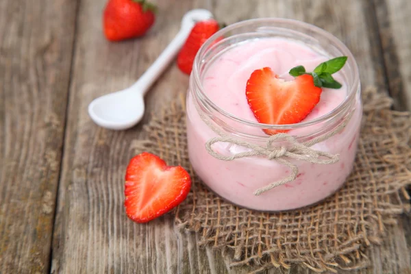 Yogurt alla fragola e fragola matura — Foto Stock