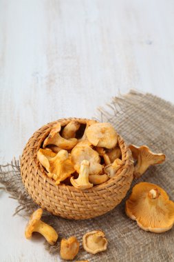 Ahşap bir masa üzerine chanterelles