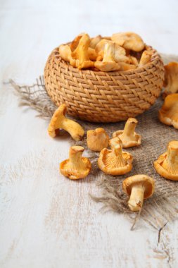 Ahşap bir masa üzerine chanterelles