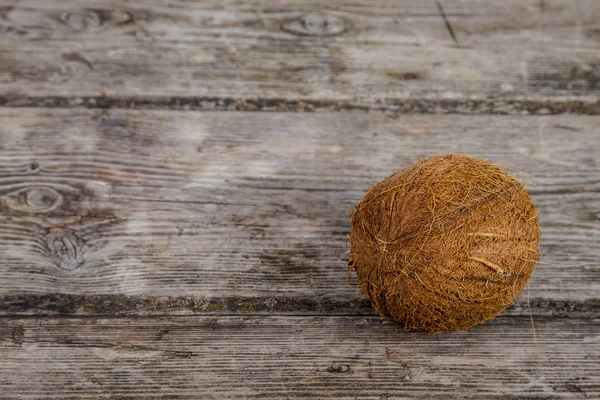 오래 된 나무 배경에 코코넛 — 스톡 사진