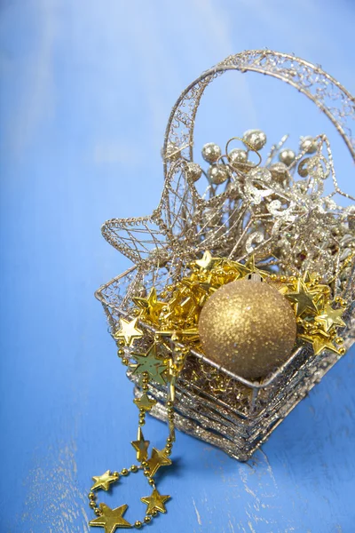 Enfeites de Natal em um fundo de madeira azul — Fotografia de Stock