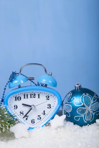 Decoraciones de Navidad y reloj — Foto de Stock