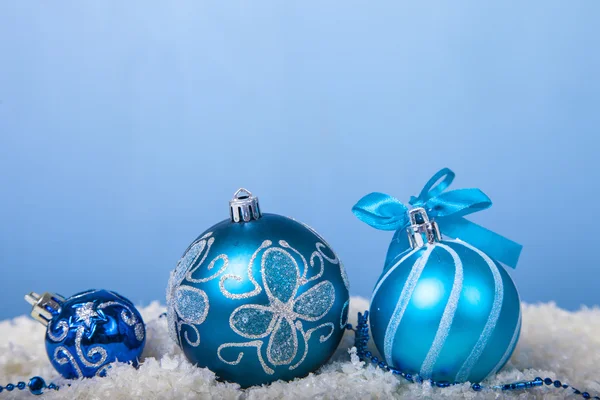 Karácsonyi dekorációk a hóban — Stock Fotó