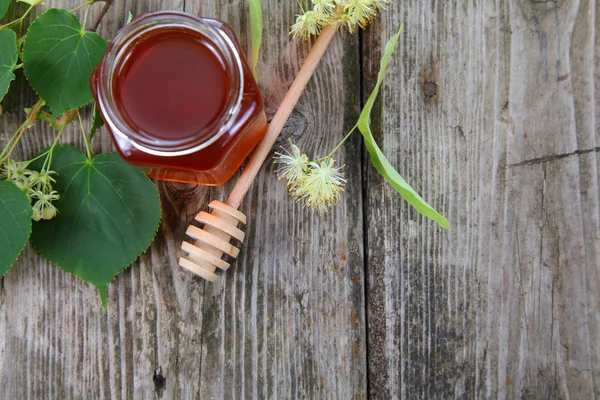 Linden honung på ett träbord — Stockfoto