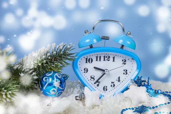 Decoraciones de Navidad y reloj — Foto de Stock