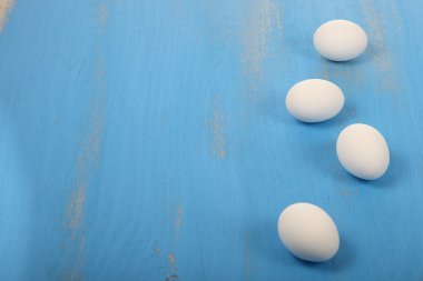 Tahta arka planda yumurtalar