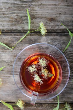 Eski ahşap masa linden ile bitkisel çay