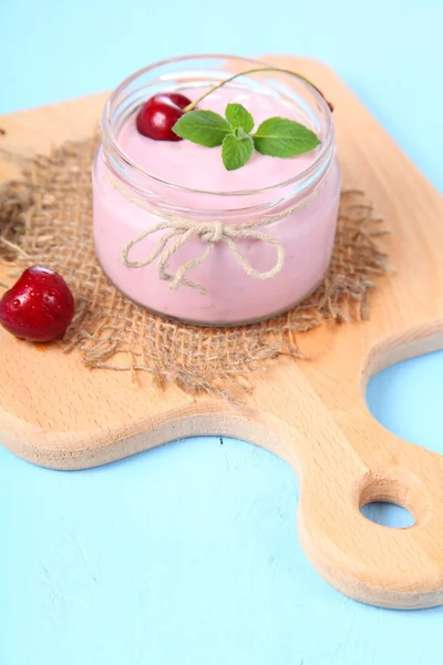 Вишневый йогурт и вишня — стоковое фото