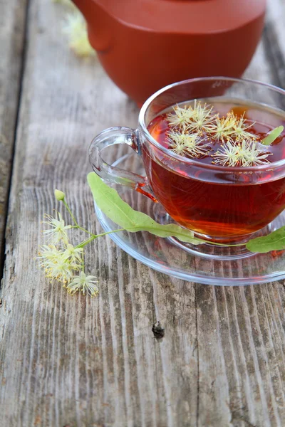Kruiden thee met linden op een oude houten tafel — Stockfoto