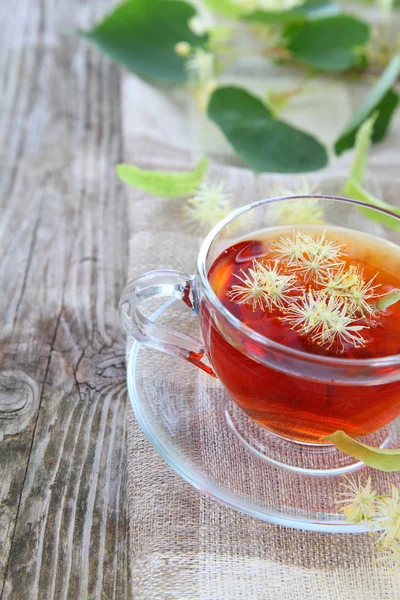 Tisane au tilleul sur une vieille table en bois — Photo