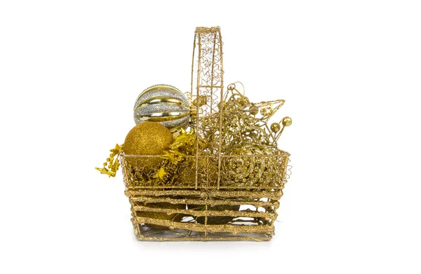 Gouden mand met kerstversiering — Stockfoto