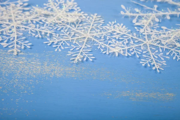 Schneeflocken auf blauem Hintergrund — Stockfoto