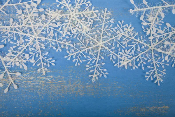 Flocos de neve em um fundo azul — Fotografia de Stock
