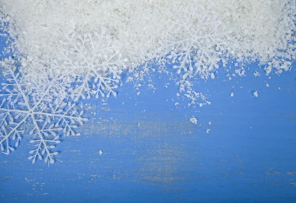 Schneeflocken und Schnee auf blauem Hintergrund — Stockfoto