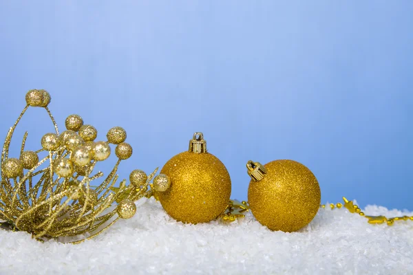 Weihnachtsdekoration im Schnee — Stockfoto