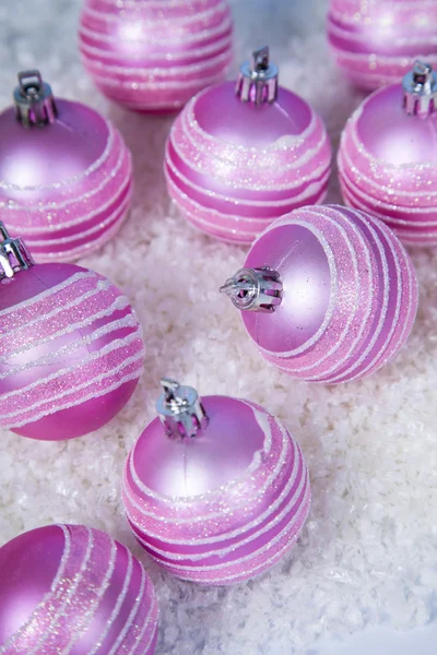 Palle di Natale rosa nella neve — Foto Stock