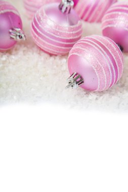 Kar üzerinde pembe top 