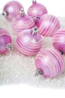 Kar üzerinde pembe top 