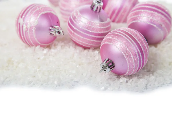 雪の上のピンクのボール — ストック写真