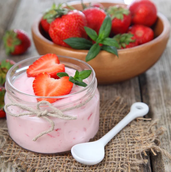 Yogur de fresa con fresa madura — Foto de Stock