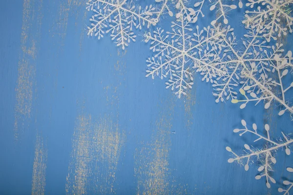 Flocos de neve em um fundo azul — Fotografia de Stock