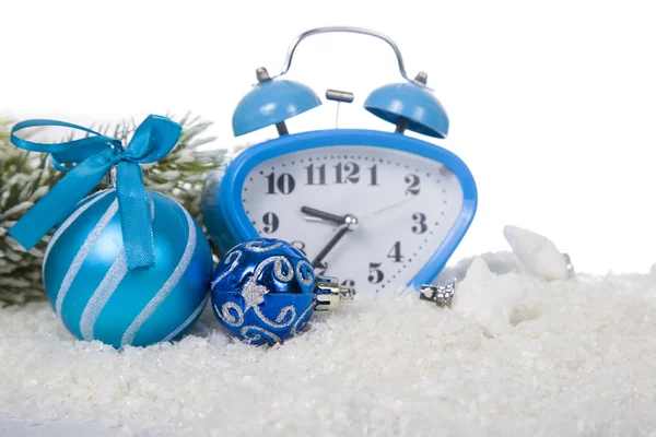 Weihnachtskomposition mit blauer Uhr — Stockfoto