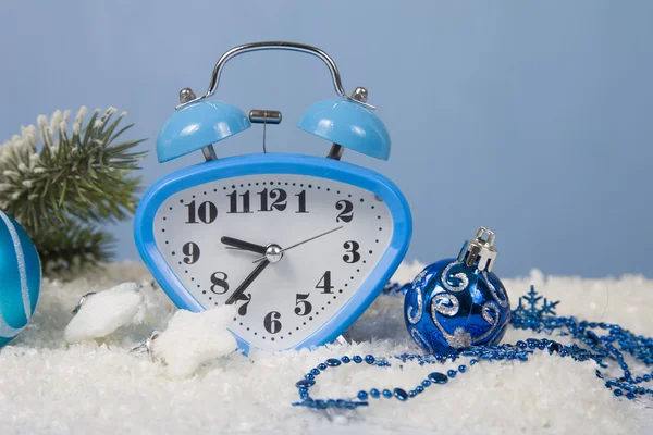 Decoraciones de Navidad y reloj — Foto de Stock