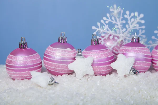 Roze ballen in de sneeuw — Stockfoto