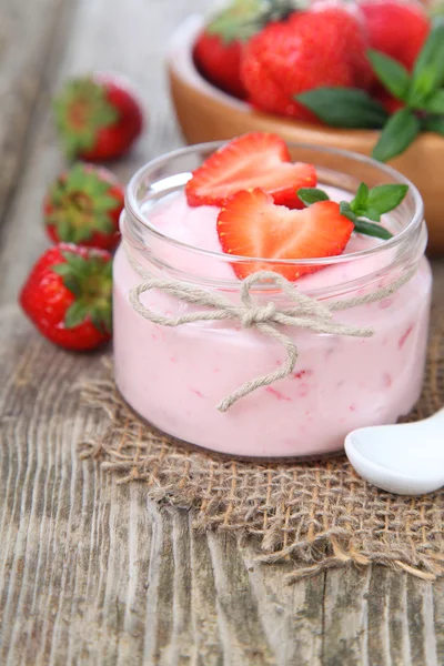 Yogur de fresa con fresa madura — Foto de Stock
