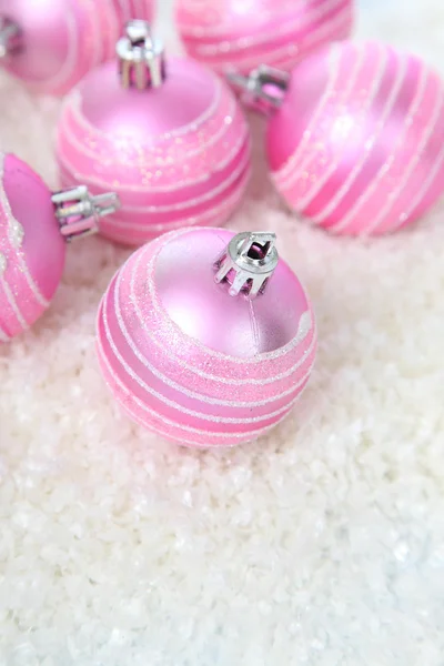 Decorações de Natal, bolas cor-de-rosa e estrelas na neve . — Fotografia de Stock